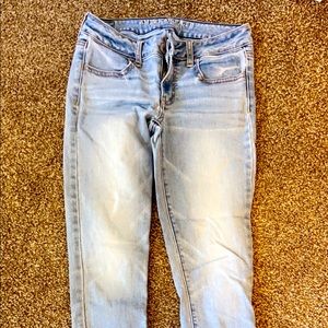 American eagle light wash skinny jeans! Size 4